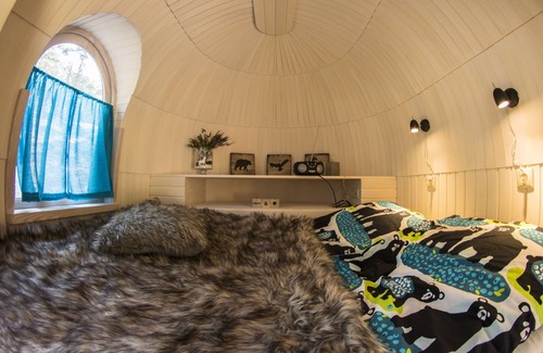 Espoo Cabine | Igluhut sleeping with reindeer