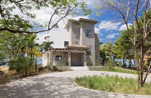 Playa Colorado Maison | Iguana Beach House: Spacious Beachfront House with Swimming Pool