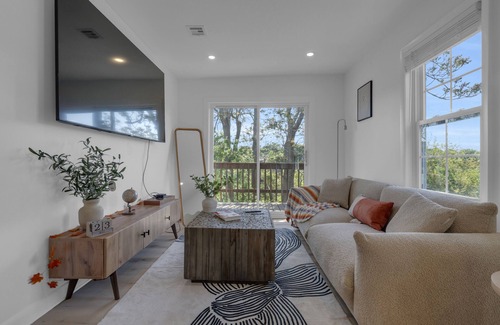 Salem Appartement | iii 3-Bedroom Penthouse Condo Retreat in Historical Salem, MA