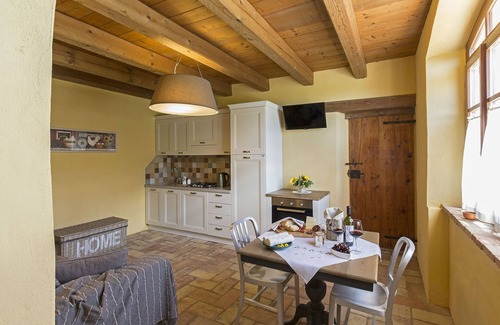 Bettolelle Appartement | Il Girasole, app dans une villa typique avec piscine à 7 km de la mer, Senigallia, Marches