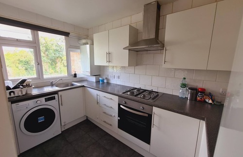 Newbury Park Appartement | ILFORD EAST LONDON BALCONY FLAT 2bed 2bath with parking, ideal for tourists!