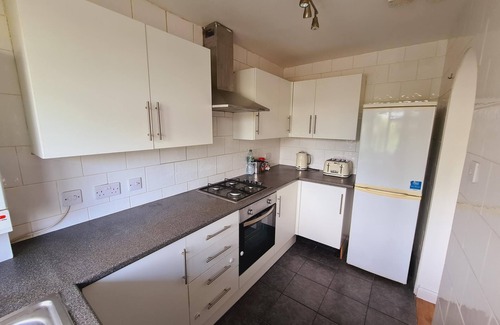 Newbury Park Appartement | ILFORD EAST LONDON BALCONY FLAT 2bed 2bath with parking, ideal for tourists!