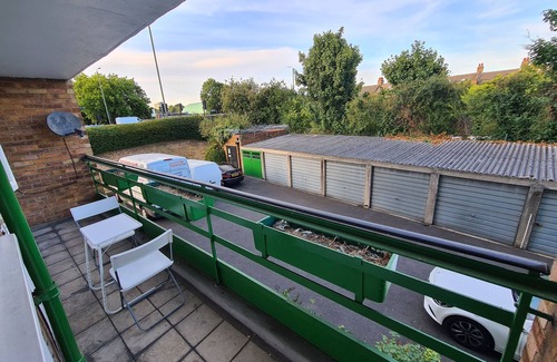 Newbury Park Appartement | ILFORD EAST LONDON BALCONY FLAT 2bed 2bath with parking, ideal for tourists!