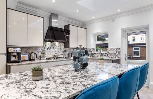 Loxford Maison | Ilford Gem: Your Stylish, Central 4BR Home For 10
