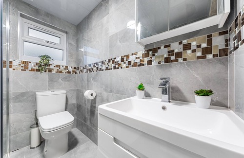 Loxford Maison | Ilford Gem: Your Stylish, Central 4BR Home For 10