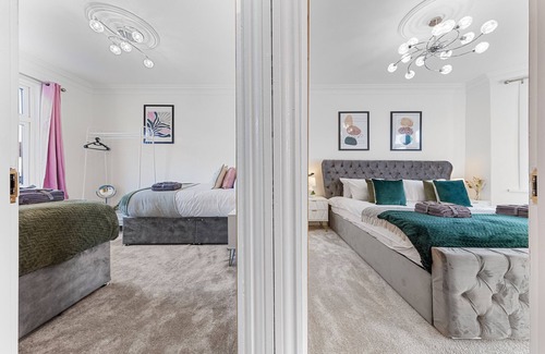 Loxford Maison | Ilford Gem: Your Stylish, Central 4BR Home For 10