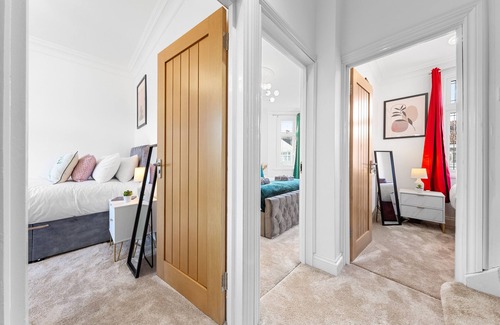 Loxford Maison | Ilford Gem: Your Stylish, Central 4BR Home For 10