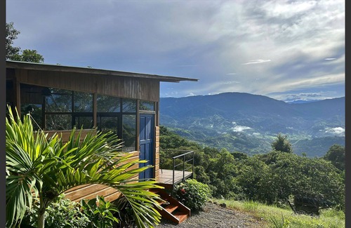 Savegre Cottage | Illuminated Vision / Vision Iluminada
