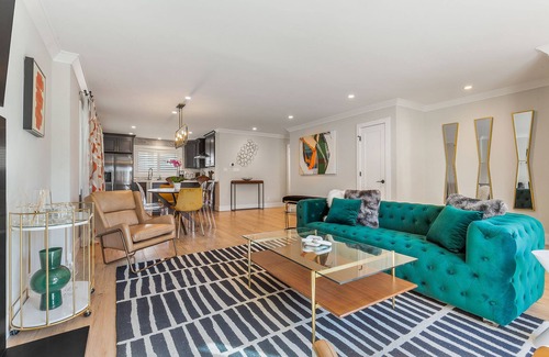 Walnut Creek Maison | Immaculate 2 Bedroom Executive Rental with Private Patio and Garage