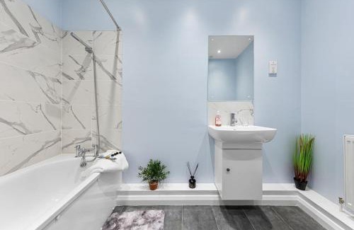 High Barnet Appartement | Immaculate 2BR London Flat with King Bed-Parking Available-Sleeps 6-20 Percent OFF Off Long Stays! Perfect for Families, Contractors & Couples!
