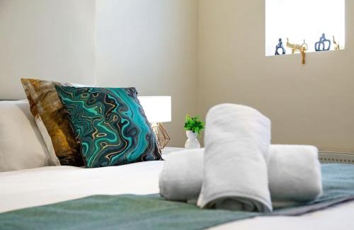 High Barnet Appartement | Immaculate 2BR London Flat with King Bed-Parking Available-Sleeps 6-20 Percent OFF Off Long Stays! Perfect for Families, Contractors & Couples!