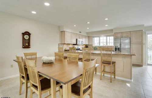 Southend Maison | Immaculate 3 Bed 2.5 Bath Quiet community with pool Monthly Rental