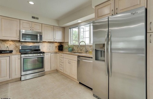Southend Maison | Immaculate 3 Bed 2.5 Bath Quiet community with pool Monthly Rental