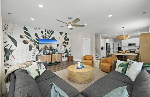 Garden City Maison | Immaculate 5BR Retreat- Pool and More! The Blue Palm
