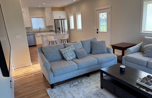 Central Point Maison | Immaculate and private 2-bedroom house, close to everything, pet friendly