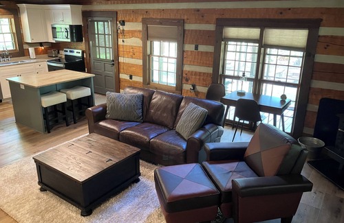 Bath Cabine | Fully renovated cabin bordering national forest, close to Augusta, GA - -Masters