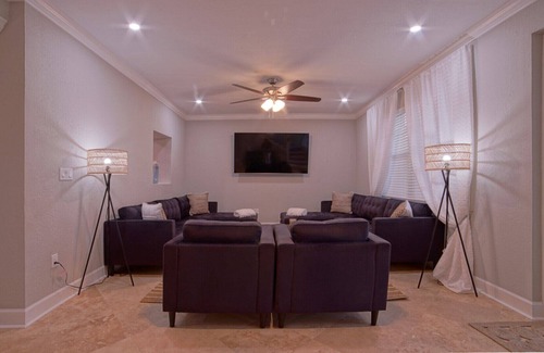 East Boca Raton Villa | Immaculate Contemporary Villa 1.5 mi to The Beach & Mizner Park