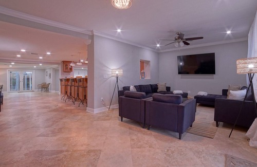 East Boca Raton Villa | Immaculate Contemporary Villa 1.5 mi to The Beach & Mizner Park