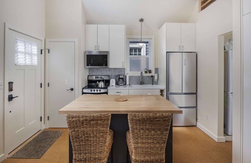 Overlook Cottage | Immaculate Detached Cottage - Walk to MAX, Drinks, Dining, 3 Miles to Dwntwn, Full Kitchen & BBQ