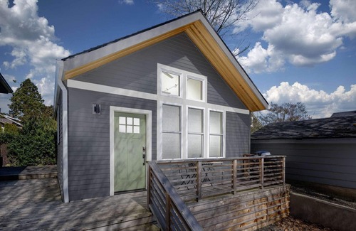 Overlook Cottage | Immaculate Detached Cottage - Walk to MAX, Drinks, Dining, 3 Miles to Dwntwn, Full Kitchen & BBQ