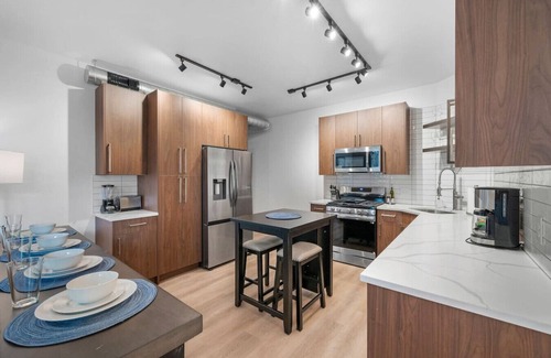 Shadyside Appartement | Immaculate Double King Suite | 4 beds | 2 Decks