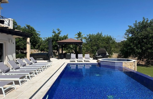 Olhao Villa | Villa moderne impeccable et luxueuse avec grande piscine à débordement et spa (10 personnes)