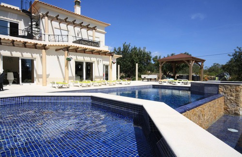 Olhao Villa | Villa moderne impeccable et luxueuse avec grande piscine à débordement et spa (10 personnes)