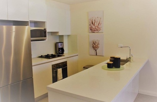 Gordon Appartement | Immaculate, spacious & peaceful apartment with 2 Bdm, 2 Bath & study area.