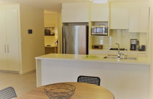 Gordon Appartement | Immaculate, spacious & peaceful apartment with 2 Bdm, 2 Bath & study area.