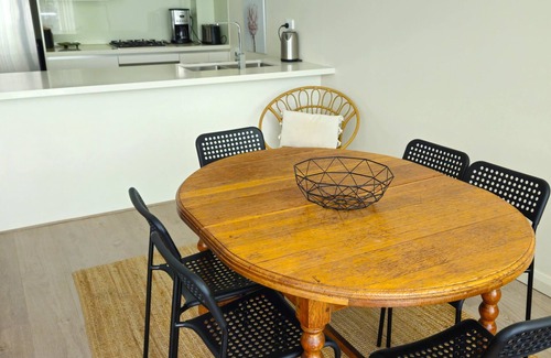 Gordon Appartement | Immaculate, spacious & peaceful apartment with 2 Bdm, 2 Bath & study area.