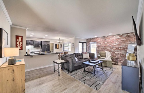 South Tulsa Maison | Immaculate Woodland View Retreat with Hot Tub