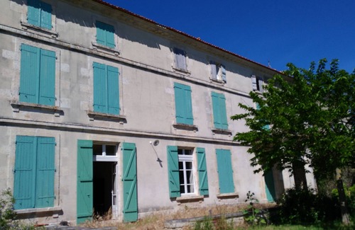 Marsais Maison | Immense Logis du 19ème, Charente-Maritime, 5 chambres, piscine , préau ping-pong