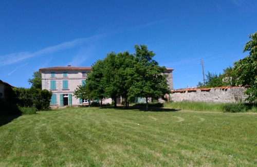 Marsais Maison | Immense Logis du 19ème, Charente-Maritime, 5 chambres, piscine , préau ping-pong