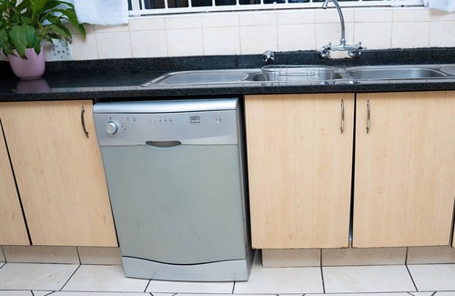 Greater Johannesburg Metropolitan Area Maison | Impeccable 3-Bed House in Joburg, 6km near Sandton, close to Gautrain.
