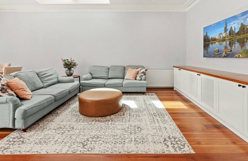 Petersham Maison | Impeccably Chic 4-Bed Home with Spa & Pool