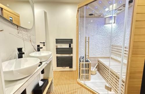 3rd Arrondissement Appartement | Impressionnists in Le Marais - Sauna & AC
