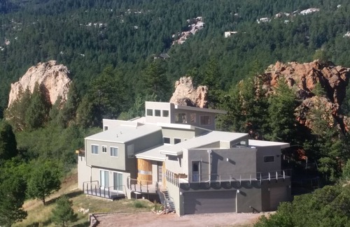 Perry Park Maison | Impressionnant 4BR + Media Rm Larkspur Accueil w / WiFi, terrain de sport et 360 vues Mnt