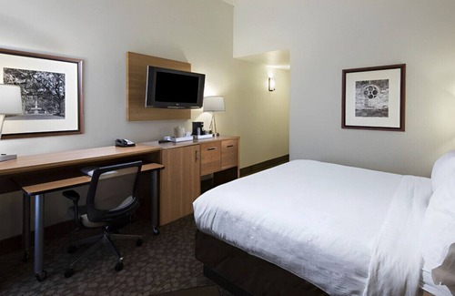 Yamacraw Village Maison | Impressive King Room! Great Location & Service
