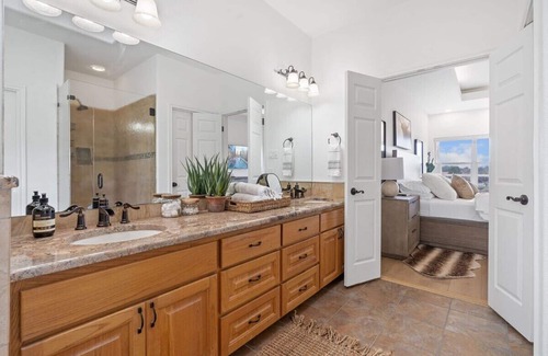 Lakeshore Ranch Maison | Impressive Lake View Mansion Atop Secluded Country
