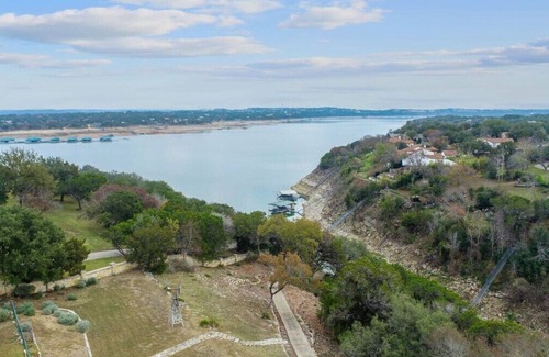 Lakeshore Ranch Maison | Impressive Lake View Mansion Atop Secluded Country