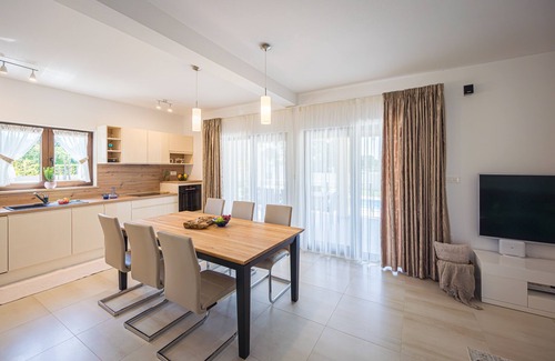 Jursici Maison | Maison de vacances avec piscine, idéale pour des vacances en famille - VillaDija