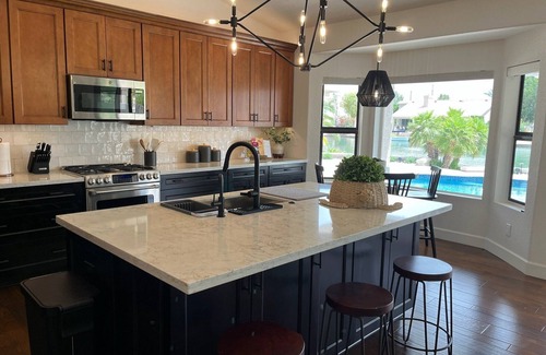 Crystal Shores Maison | IMPRESSIVE Val Vista Lake front w/VIEW: Heated Pool, Patio TV, Fishing
