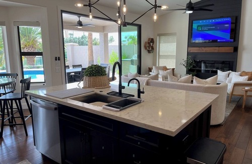 Crystal Shores Maison | IMPRESSIVE Val Vista Lake front w/VIEW: Heated Pool, Patio TV, Fishing