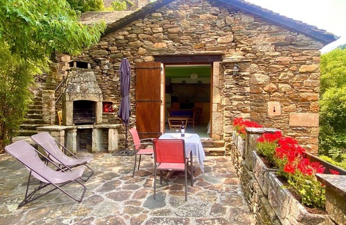 Brousse-le-Chateau Maison | Au coeur d'un superbe village médiéval classé, maison en pierres bord de rivière