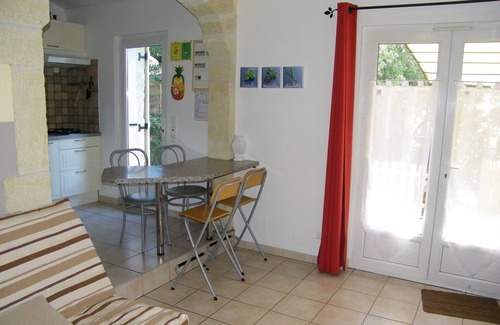 Galargues Cottage | Dans un parc méditerranéen, gîte au calme, piscine, accueil vélo