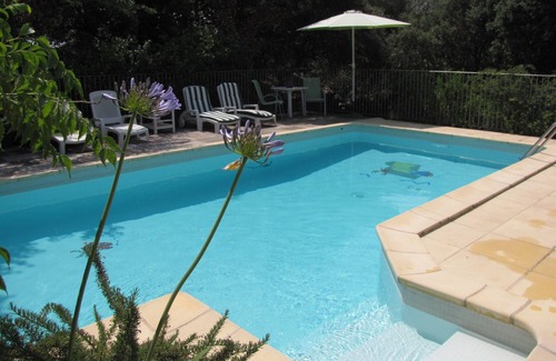 Galargues Cottage | Dans un parc méditerranéen, gîte au calme, piscine, accueil vélo