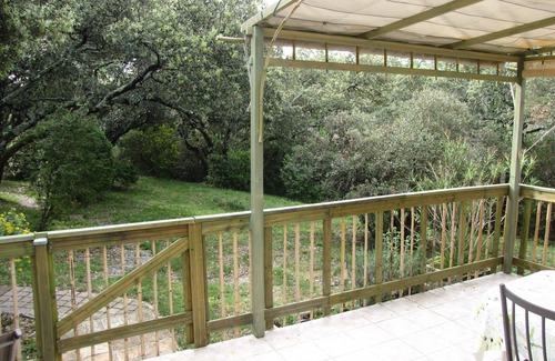 Galargues Cottage | Dans un parc méditerranéen, gîte au calme, piscine, accueil vélo