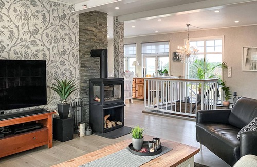 Karvag Maison | In a wonderful location by the water and close to the Atlantic Road, this family-friendly vacation h