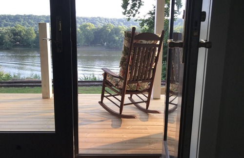 Milford Maison | Follaje de otoño y las vacaciones en el río Delaware en The Milford House