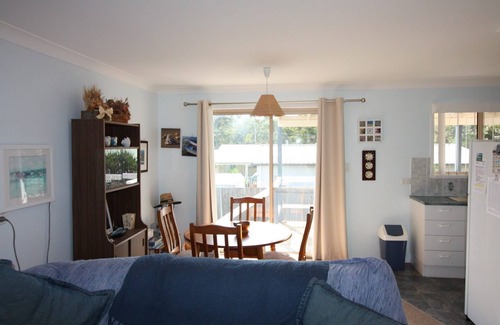 Manyana Maison | «En mode vacances», une maison de vacances de deux chambres dans la banlieue en bord de mer de Manyana pour 4 personnes.